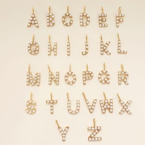 Perle Initial Charm - Gold Buchstabe Charm Add-On - personalisierte Halskette oder Armband Charm - A - Z Alphabet Schmuck Geschenk