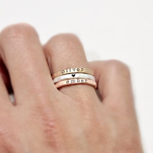 Personalisierte stapelbare Ringe Set, Metalle gemischt, Feinsilber, graviert mit Namen, Daten, Mom Schmuck, Stapelringe, Geschenk für Muttertag