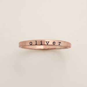 Personalisierte 14k Rose Gold-Filled Stapeln Name Ring | Schreibmaschinenschrift | Geschenk für Mama, Mom Ring, Schmuck mit Gravur, Layered Jahrestag