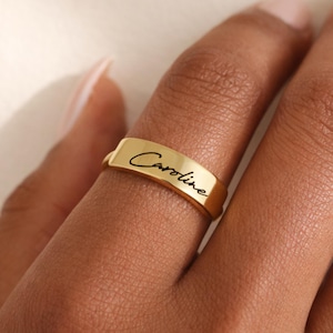 Anillo con escritura a mano en acero inoxidable dorado, banda plana con firma auténtica