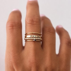 Bagues Prénom en Or 14 Carats | Ensemble d'anneaux empilables personnalisés | Prénoms d'enfants gravés, bague en perles, cadeau de fête des mères