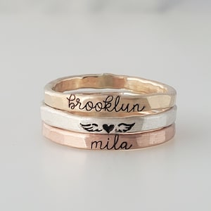 以下が含まれることがあります： 斑点のあるマット仕上げのセラミックマグカップ3個セット。マグカップはクリーム色、ライトグレー、ダークグレーの3色です。各マグカップはシンプルでミニマリストなデザインで、丸みを帯びたハンドルが付いています。