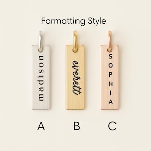 Puede incluir: Tres colgantes rectangulares de metal con nombres grabados. Los colgantes son plateados, dorados y oro rosa. El texto "Formatting Style" está en la parte superior y las letras A, B y C en la parte inferior.