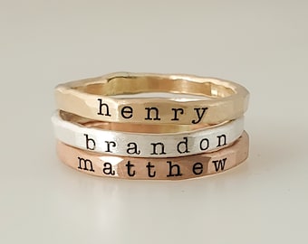 Stapelbarer Ring | Muttertag für die Frau | Personalisierter Schmuck | Namensringe | Geschenk für Mama | Golden gehen | Stapelbare Namensringe