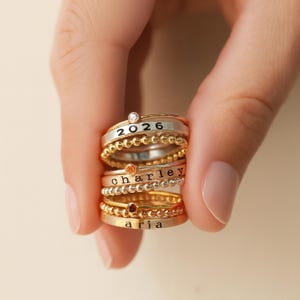 Anillos apilables con nombre, de plata de ley con piedra de nacimiento y banda de cuentas.