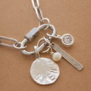 Halsband i rostfritt stål med silver och karbinhake: Personligt charmhalsband, mors dag-present | Mors dag-present