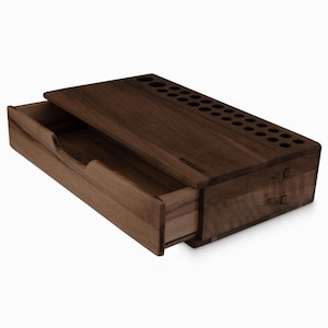 Compacte bureauhouder van massief walnotenhout met open pennenvak en uittrekbare lade | Reka collectie