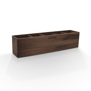 Op de afbeelding: Een donkerbruine houten organizer met vier vakken. De organizer is aan de voorkant met "WOODOSAKA" gelabeld.