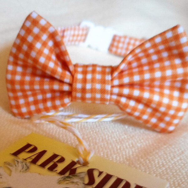 Collar con pajarita a cuadros naranja y blanco para gatos