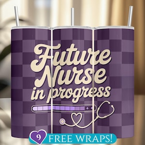 以下が含まれることがあります： 紫色のタンブラー。市松模様で、「Future Nurse in progress」の文字が入っています。デザインには、ローディングバー、聴診器、ハートが含まれています。タンブラーには銀色のストローが付いています。
