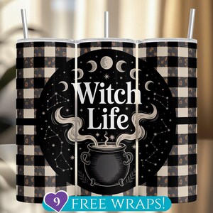 Può includere: Tre bicchieri in acciaio inossidabile con coperchi e cannucce. I bicchieri presentano un motivo a quadri bianco e nero e un disegno centrale con le parole "Witch Life" e un'illustrazione di un calderone. Il disegno comprende lune, stelle e costellazioni.