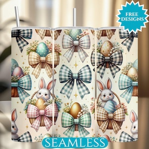 Puede incluir: Un vaso blanco con un patrón repetido de Pascua. El diseño presenta huevos de Pascua en colores pastel, conejitos en cestas y lazos de cuadros. El vaso tiene una pajita plateada y las palabras "FREE DESIGNS" y "SEAMLESS" son visibles.