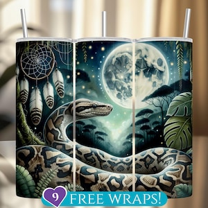 Pode incluir: Um conjunto de três canecas isoladas de aço inoxidável com um design envolvente. O design apresenta uma cobra, um apanhador de sonhos e uma lua cheia em um cenário de selva. As canecas têm canudos prateados e o texto "9 FREE WRAPS!"