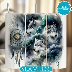 Pode incluir: Três copos de aço inoxidável com um design de aquarela de lobos e um apanhador de sonhos. Os lobos são brancos e cinzentos com nuvens de aquarela azuis e verdes ao redor. O apanhador de sonhos está no centro do copo da esquerda e tem penas marrons.
