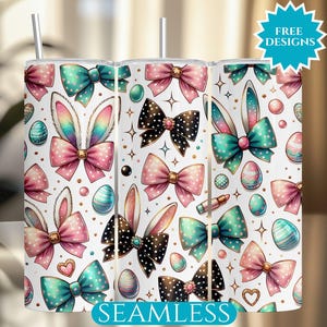 Puede incluir: Un vaso blanco con un patrón repetido de lazos, orejas de conejo y huevos de Pascua en rosa, turquesa y negro. El vaso tiene una pajita plateada y se ven las palabras "FREE DESIGNS" y "SEAMLESS".