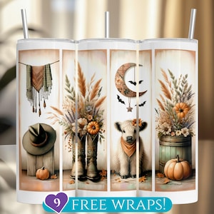 Può includere: Un bicchiere bianco con un design a tema autunnale. Il design include un cappello, stivali, zucche e una mucca con una bandana. Il bicchiere presenta anche una luna crescente con pipistrelli e una stella. Il testo "9 FREE WRAPS!" è in basso.