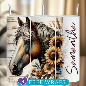 Può includere: Un bicchiere bianco con un'illustrazione della testa di un cavallo, girasoli e il nome "Samantha". Il design include uno sfondo di assi di legno e il testo "9 FREE WRAPS!". Il bicchiere è progettato per le bevande.