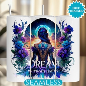 Op de afbeelding: Witte beker met een ontwerp met een vrouw met een rugtatoeage, omringd door paarse en blauwe bloemen. De beker heeft de woorden "DREAM WITHOUT LIMITS" en een "FREE DESIGNS" sticker.