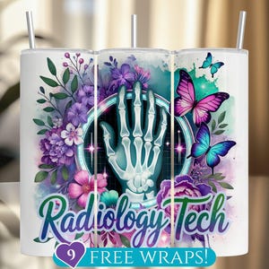 Könnte beinhalten: Weißer Becher mit einem Radiology Tech-Design. Das Design zeigt ein Röntgenbild der Hand, lila Blumen und Schmetterlinge. Der Text "Radiology Tech" ist in grüner Schrift. Enthält den Text "9 FREE WRAPS!"