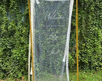 Placa de boas-vindas personalizada para casamento em linho, com detalhes em renda.