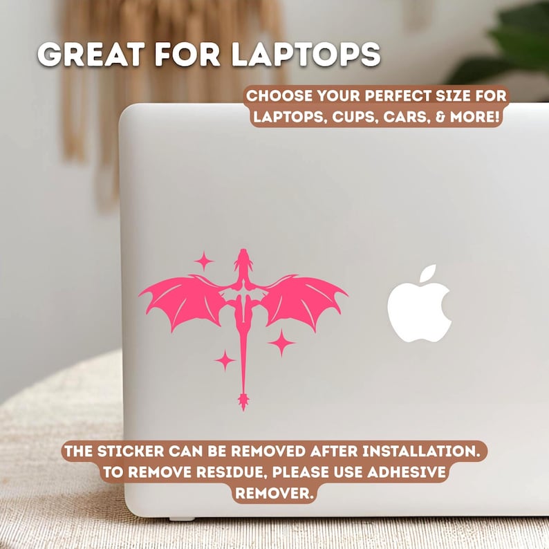 Może przedstawiać: Jasnor&oacute;żowa naklejka ze smokiem na laptopie. Naklejka ma wz&oacute;r smoka z gwiazdkami. Tekst na laptopie brzmi "GREAT FOR LAPTOPS" i "CHOOSE YOUR PERFECT SIZE FOR LAPTOPS, CUPS, CARS, & MORE!"