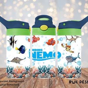Puede incluir: Una botella de agua con personajes de la película "Buscando a Nemo". La botella tiene una tapa azul y verde, y un cuerpo blanco decorado con Nemo, Dory y otras criaturas marinas. El diseño incluye las palabras "Finding Nemo".