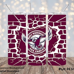 Könnte beinhalten: Drei weinrote und weiße isolierte Becher mit Edelstahlstrohhalmen. Jeder Becher hat ein Rissmuster und das Logo der Manly Warringah Sea Eagles. Die Worte "Transparent Background" und "Digital Download" stehen unten.