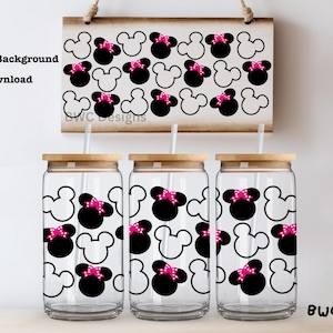 Puede incluir: Tres vasos de vidrio transparente con un patrón de Minnie Mouse en blanco y negro. Los vasos tienen una tapa de bambú y una pajita. Los vasos están sobre un fondo blanco.