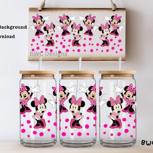 Puede incluir: Tres vasos de vidrio transparente con diseños de lunares rosas con un personaje de dibujos animados. Cada vaso tiene una tapa de madera y una pajita. El diseño presenta un personaje de dibujos animados rosa y blanco con un lazo y un vestido de lunares rosas.