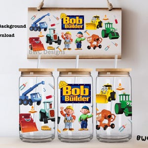 Pode incluir: Três copos de vidro transparente com tampas e canudos. Cada copo apresenta um design diferente com os personagens e veículos do Bob, o Construtor. Os designs incluem Bob, Scoop, Dizzy e outros personagens do programa.