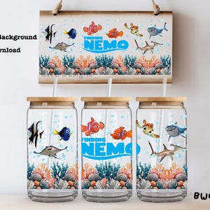 Puede incluir: Tres vasos de vidrio transparentes con personajes de Buscando a Nemo y diseños de arrecifes de coral. Cada vaso tiene una tapa de bambú y una pajita.