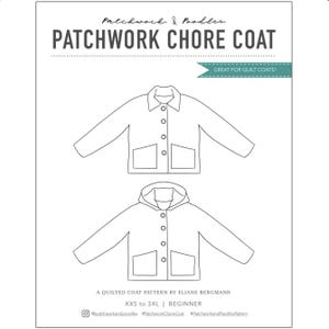 以下が含まれることがあります： キルティングコートのパターンの白いイラスト。テキストは「PATCHWORK CHORE COAT」と「GREAT FOR QUILT COATS！」と書かれています。パターンには、襟付きとフード付きの2つのコートデザインが含まれています。パターンはEliane Bergmannによるもので、サイズはXXSから3XLです。