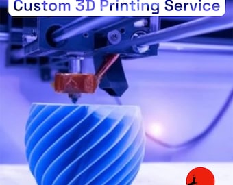 Op de afbeelding: Een 3D-printer in werking, die een blauw en wit spiraalvormig object creëert. De afbeelding bevat de tekst "Custom 3D Printing Service" bovenaan. Het logo van B.K. Engineering staat rechtsonder.