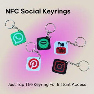 Può includere: Portachiavi social NFC con loghi di WhatsApp, Spotify, YouTube, Pinterest e Instagram. Ogni portachiavi è quadrato e ha un portachiavi argentato. Il testo "NFC Social Keyrings" e "Just Tap The Keyring For Instant Access" sono visualizzati.