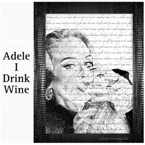 Könnte beinhalten: Schwarzweiß-Illustration eines Frauen Gesichts mit Textüberlagerung. Der Text lautet "putting ideas in our heads that corrupt our hearts, somehow when I was a child every blow my mind soaking it all up for fun but now I only soak up wine they say to play and find balance, the sacrifice yet I don't know anybody who's truly satisfied you be betraying (climbing, climbing) but the higher we climb trying to be somebody..." Der Text ist in einer kursiven Schriftart und wird teilweise vom Gesicht der Frau verdeckt.