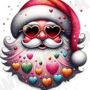 Peut inclure: Un Père Noël de dessin animé avec une barbe blanche scintillante et un chapeau rouge porte des lunettes de soleil en forme de cœur et a une barbe rose et blanche avec des cœurs colorés et des paillettes.