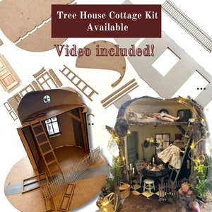 Könnte beinhalten: Ein DIY-Baumhaus-Häuschen-Set mit Anleitung. Das Set enthält vorgefertigte Holzstücke und ein Video-Tutorial. Das fertige Baumhaus ist auf dem Bild zu sehen, mit einem Miniaturbett, Möbeln und einer Leiter.