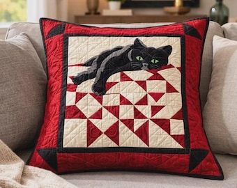 Patrón de cojín acolchado de gato negro en bordado rojo – Funda de patchwork espeluznante