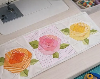 Patrón de camino de mesa acolchado Three Rose – Camino de mesa primaveral de patchwork floral fácil 3234