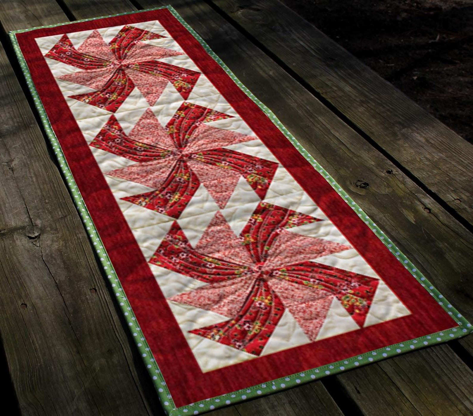 Peppermint Swirl Quilt Pattern: Printed Fabric Requirements, 16” X 40 ...