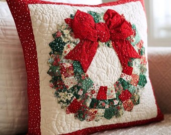 Cojín Corona Navideña Radiante: Lazo Rojo Festivo, Mezcla de Telas Navideñas (45 x 45 cm)