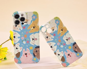 Puede incluir: Dos fundas para teléfono con un fondo azul y un patrón repetido de perros de dibujos animados y flores. Una funda está en posición vertical y la otra está inclinada. Las fundas tienen recortes para la cámara y los botones.