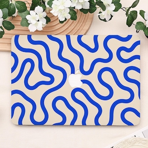 Può includere: Una skin per laptop con sfondo beige e un motivo continuo di spesse linee ondulate color blu reale. Il design presenta un ritaglio centrale che rivela il logo Apple argentato sul coperchio del laptop, creando un netto contrasto visivo.