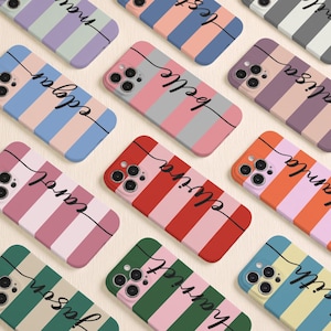 Könnte beinhalten: Eine Sammlung farbenfroher Handyhüllen mit vertikalen Streifenmustern in verschiedenen Farben, darunter Rosa, Blau, Grün und Orange. Jede Hülle hat einen Namen in Schreibschrift über den Streifen. Die Hüllen sind für ein Smartphone konzipiert.