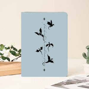Gråblått iPad-skal med Fourth Wing-motiv för 13"/11" iPad Pro 2024, fodral till 13" iPad Air 6, fodral till iPad mini 6/7, fodral till 10,9" iPad 10, fodral till 13/11" iPad – present