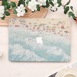 K&ouml;nnte beinhalten: Laptop-H&uuml;lle mit einer k&uuml;nstlerischen Strandszene, die einen hellblauen Ozean und einen sandigen Strand zeigt. Das Design umfasst kleine Figuren von Menschen und Sonnenschirmen, mit einem wei&szlig;en Apple-Logo. Die H&uuml;lle ist rechteckig und hat eine glatte Oberfl&auml;che.