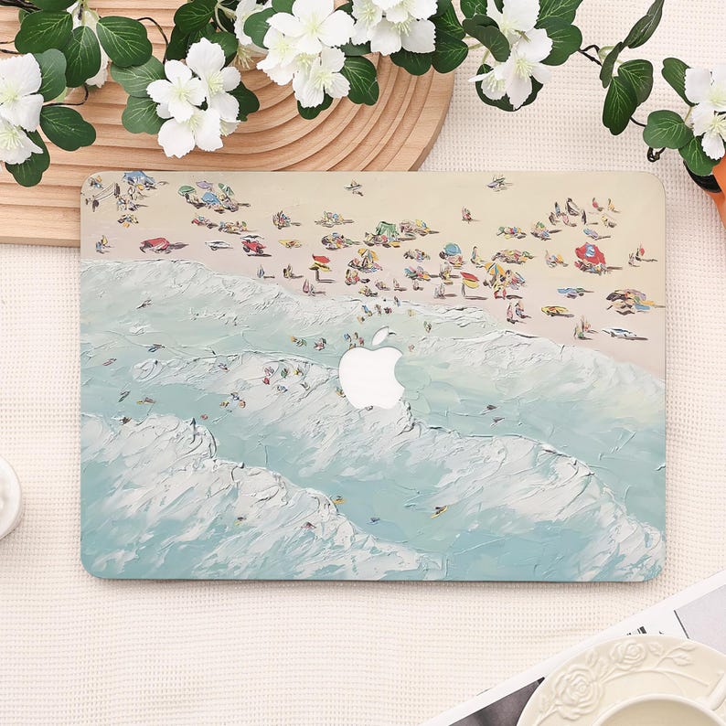 K&ouml;nnte beinhalten: Laptop-H&uuml;lle mit einer k&uuml;nstlerischen Strandszene, die einen hellblauen Ozean und einen sandigen Strand zeigt. Das Design umfasst kleine Figuren von Menschen und Sonnenschirmen, mit einem wei&szlig;en Apple-Logo. Die H&uuml;lle ist rechteckig und hat eine glatte Oberfl&auml;che.