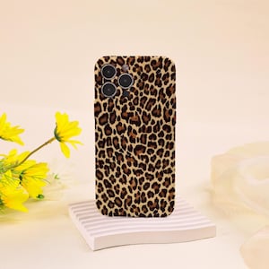 Peut inclure: Une coque de téléphone à imprimé léopard marron et noir pour iPhone.