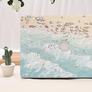 K&ouml;nnte beinhalten: Eine Laptop-H&uuml;lle mit einer impressionistischen Strandszene. Das Design zeigt einen Sandstrand mit Menschen, Sonnenschirmen und Meereswellen in Blau, Wei&szlig; und Beige. Das Apple-Logo ist sichtbar.