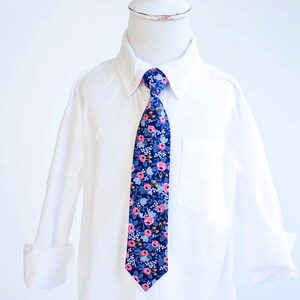 Corbata, Corbatas, Corbata para niños, Corbata para bebés, Corbata para bebés, Corbatas para bodas, Portador de anillos, Regalo de baby shower, Rifle Paper Co - Rosa in Navy